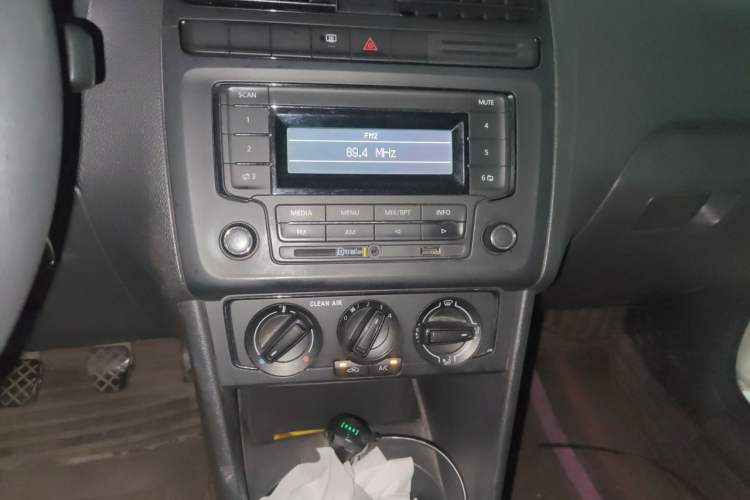 Used Volkswagen Polo 2016 1.4L Manual Fashion Model Audio And AC Panel
