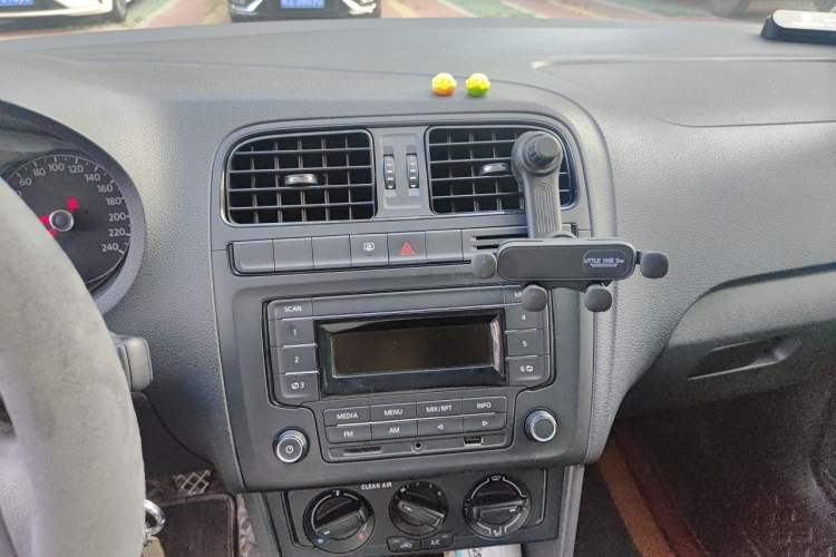 Used Volkswagen Polo 2016 1.4L Manual Fashion Model Audio And AC Panel
