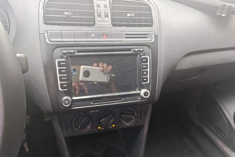 Used Volkswagen Polo 2016 1.4L Manual Fashion Model Audio And AC Panel