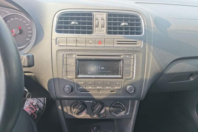 Used Volkswagen Polo 2016 1.6L Automatic Comfort Model Audio And AC Panel