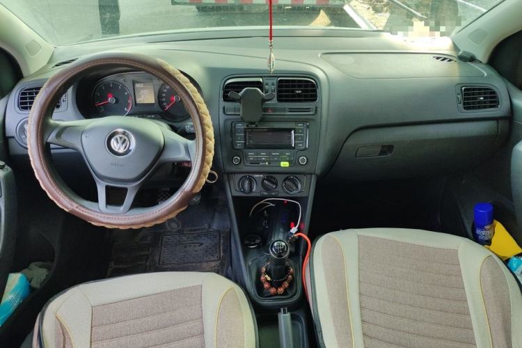 Used Volkswagen Polo 2016 1.4L Manual Fashion Model Center Console
