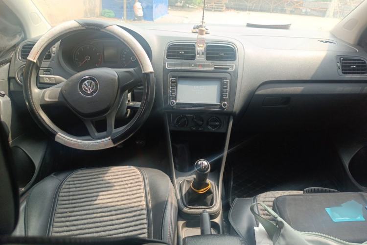Used Volkswagen Polo 2016 1.4L Manual Fashion Model Center Console