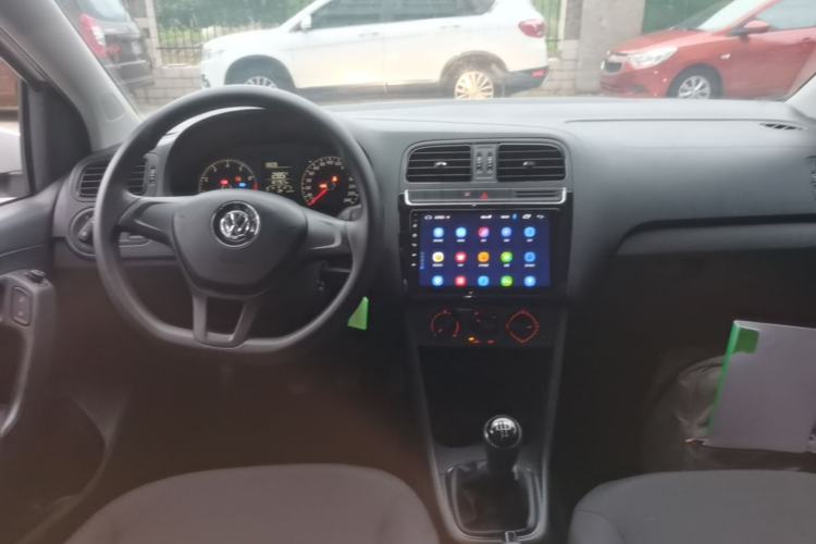 Used Volkswagen Polo 2016 1.4L Manual Fashion Model Center Console