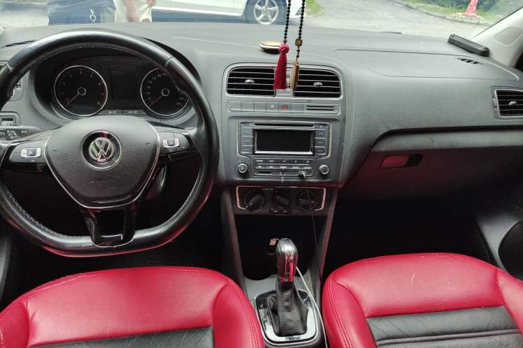 Used Volkswagen Polo 2016 1.6L Automatic Comfort Model Center Console