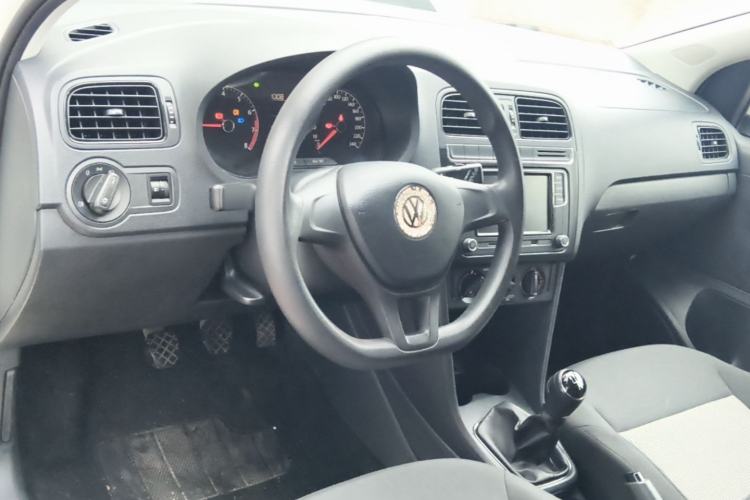 Used Volkswagen Polo 2016 1.4L Manual Fashion Model Center Console