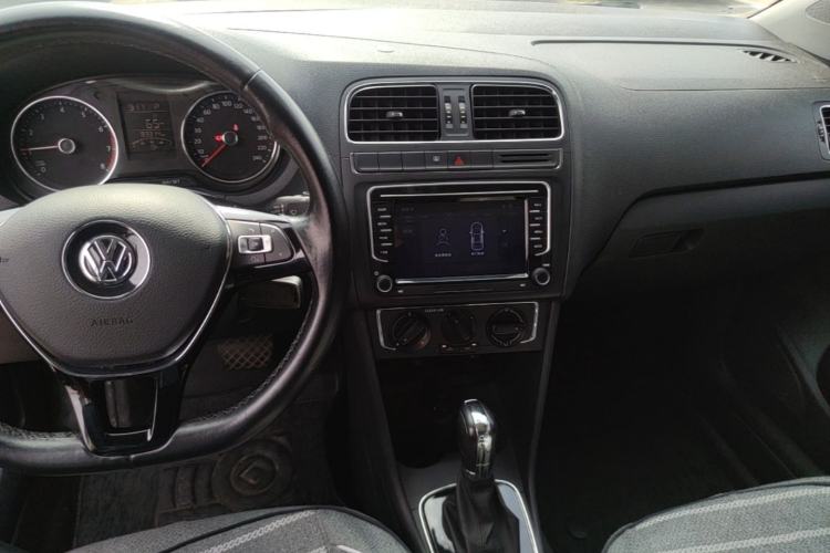 Used Volkswagen Polo 2016 1.6L Automatic Comfort Model Center Console