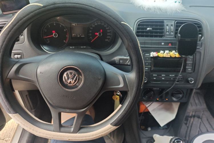 Used Volkswagen Polo 2016 1.4L Manual Fashion Model Center Console