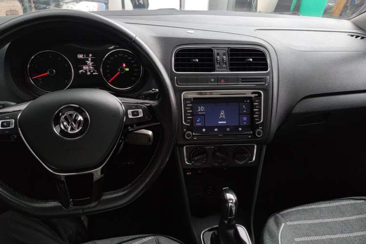 Used Volkswagen Polo 2016 1.6L Automatic Comfort Model Center Console