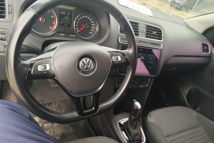 Used Volkswagen Polo 2016 1.6L Automatic Comfort Model Center Console