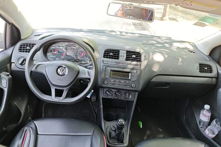 Used Volkswagen Polo 2016 1.4L Manual Fashion Model Center Console