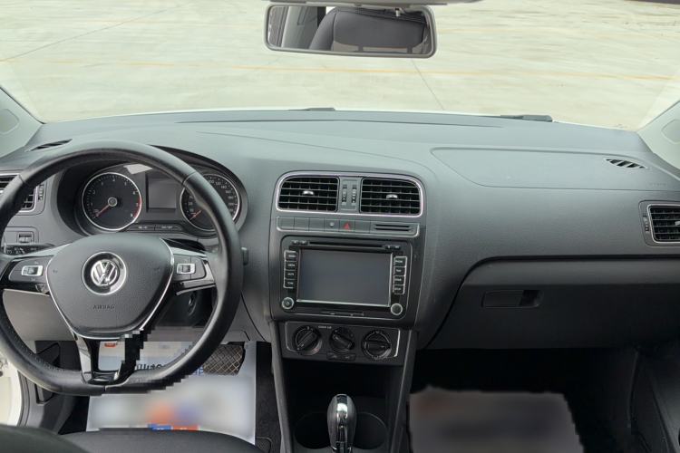 Used Volkswagen Polo 2016 1.6L Automatic Comfort Model Center Console