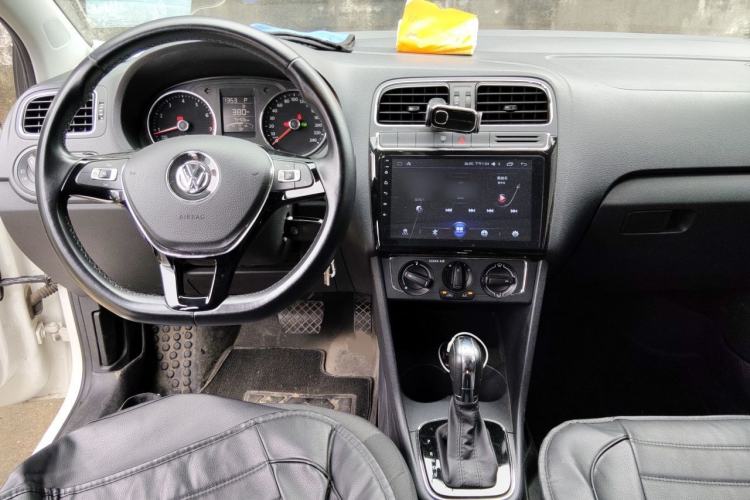 Used Volkswagen Polo 2016 1.6L Automatic Comfort Model Center Console