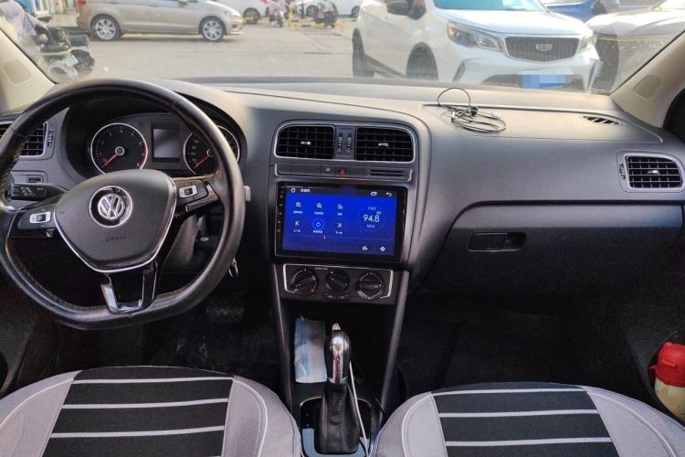 Used Volkswagen Polo 2016 1.6L Automatic Comfort Model Center Console