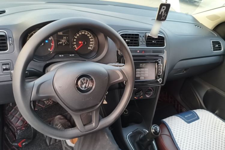 Used Volkswagen Polo 2016 1.4L Manual Fashion Model Center Console