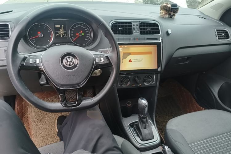 Used Volkswagen Polo 2016 1.6L Automatic Comfort Model Center Console