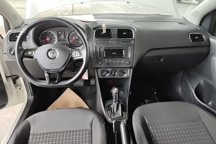 Used Volkswagen Polo 2016 1.6L Automatic Comfort Model Center Console