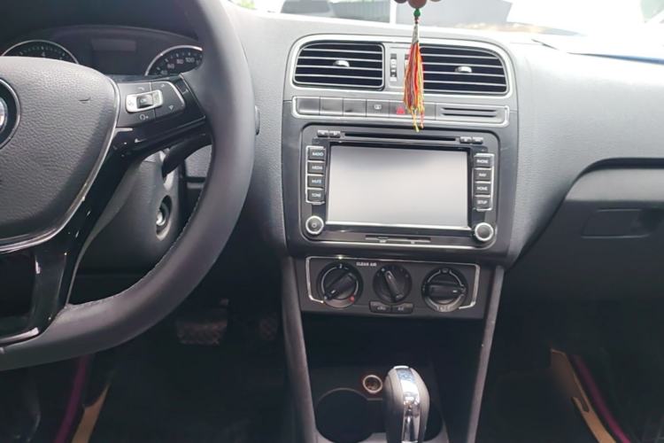 Used Volkswagen Polo 2016 1.6L Automatic Comfort Model Center Console