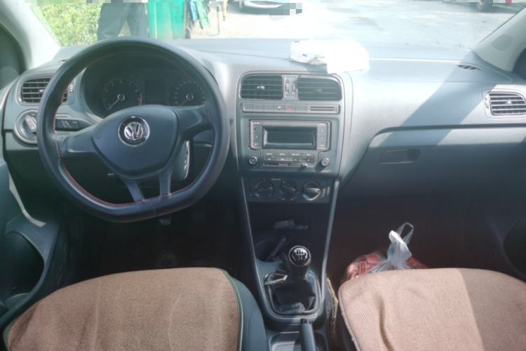Used Volkswagen Polo 2016 1.4L Manual Fashion Model Center Console