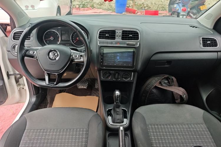 Used Volkswagen Polo 2016 1.6L Automatic Comfort Model Center Console