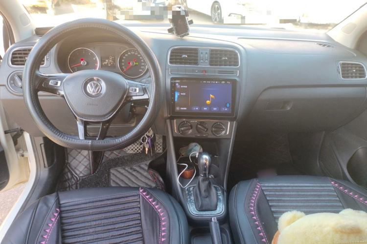 Used Volkswagen Polo 2016 1.6L Automatic Comfort Model Center Console
