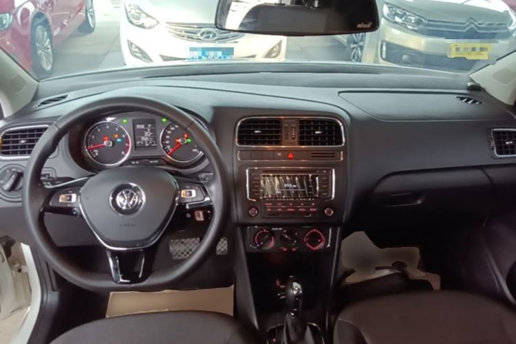 Used Volkswagen Polo 2016 1.6L Automatic Comfort Model Center Console