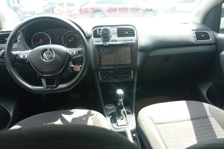 Used Volkswagen Polo 2016 1.6L Automatic Comfort Model Center Console