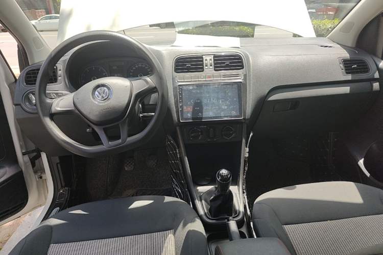 Used Volkswagen Polo 2016 1.4L Manual Fashion Model Center Console