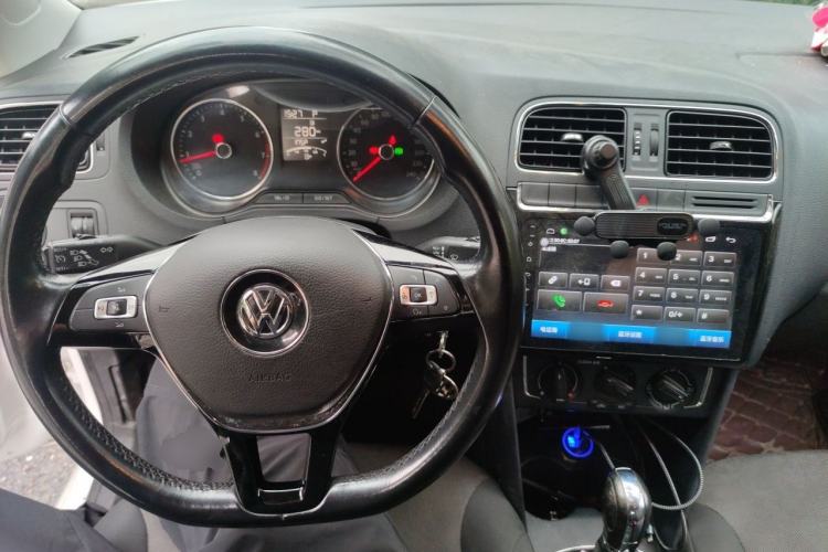 Used Volkswagen Polo 2016 1.6L Automatic Comfort Model Center Console