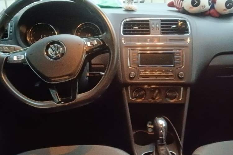 Used Volkswagen Polo 2016 1.6L Automatic Comfort Model Center Console