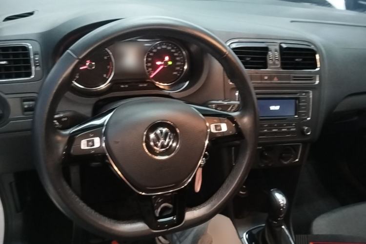 Used Volkswagen Polo 2016 1.6L Automatic Comfort Model Center Console