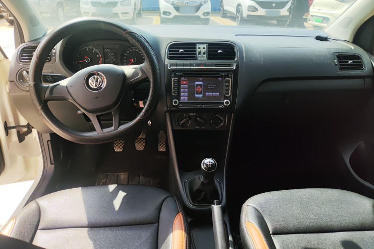 Used Volkswagen Polo 2016 1.4L Manual Fashion Model Center Console