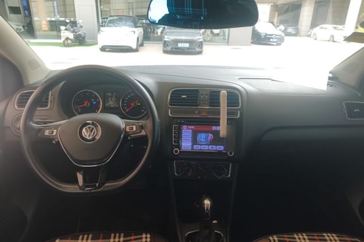 Used Volkswagen Polo 2016 1.6L Automatic Comfort Model Center Console