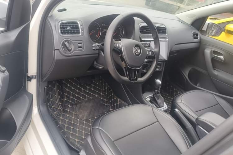 Used Volkswagen Polo 2016 1.6L Automatic Comfort Model Center Console
