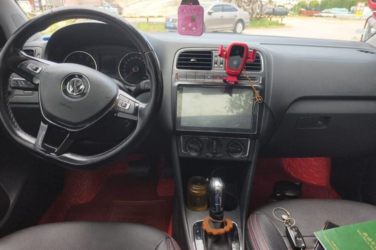 Used Volkswagen Polo 2016 1.6L Automatic Comfort Model Center Console