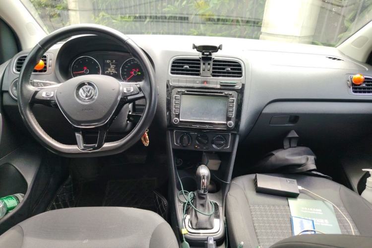 Used Volkswagen Polo 2016 1.6L Automatic Comfort Model Center Console