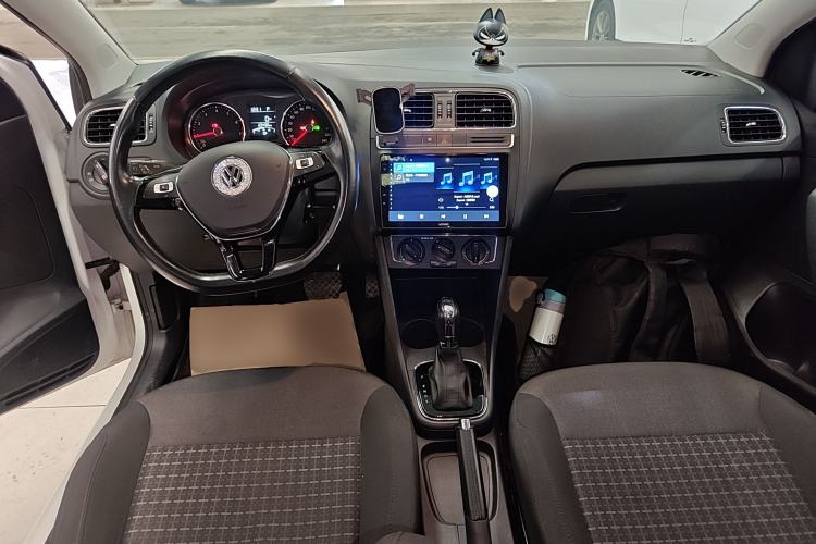 Used Volkswagen Polo 2016 1.6L Automatic Comfort Model Center Console
