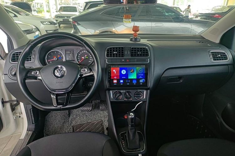 Used Volkswagen Polo 2016 1.6L Automatic Comfort Model Center Console