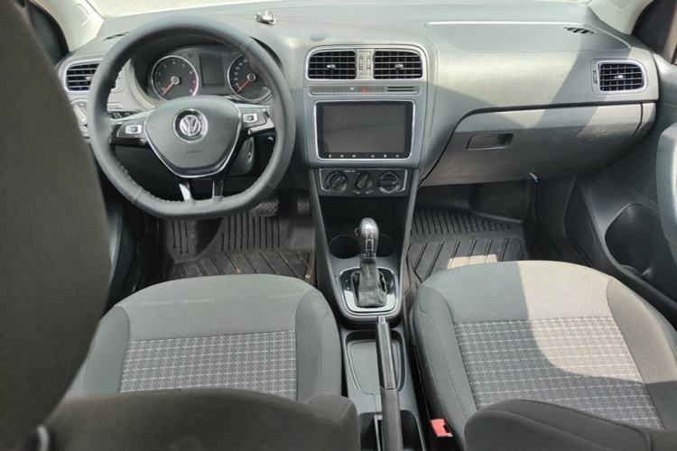 Used Volkswagen Polo 2016 1.6L Automatic Comfort Model Center Console