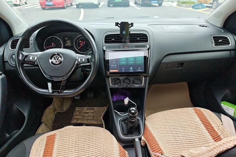 Used Volkswagen Polo 2016 1.6L Manual Comfort Model Center Console
