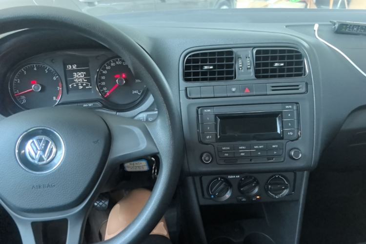 Used Volkswagen Polo 2016 1.4L Manual Fashion Model Center Console