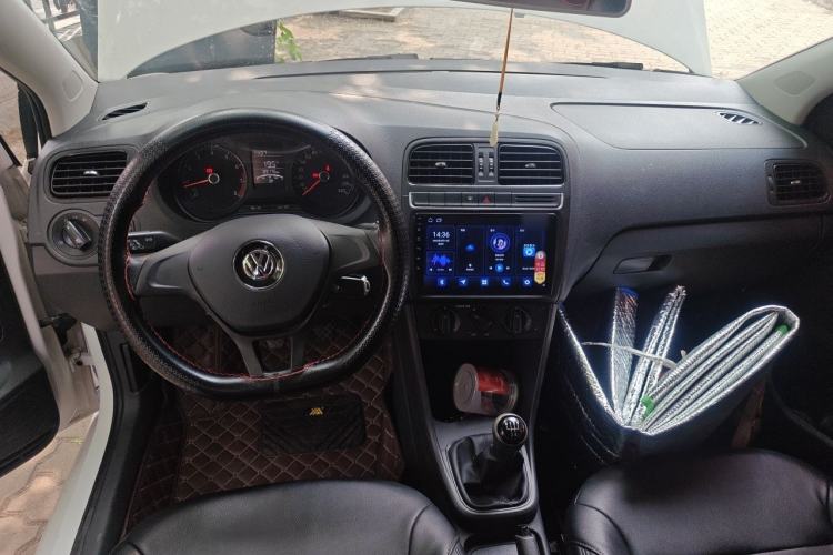 Used Volkswagen Polo 2016 1.4L Manual Fashion Model Center Console