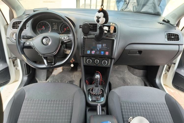 Used Volkswagen Polo 2016 1.6L Automatic Comfort Model Center Console