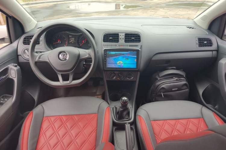 Used Volkswagen Polo 2016 1.4L Manual Fashion Model Center Console