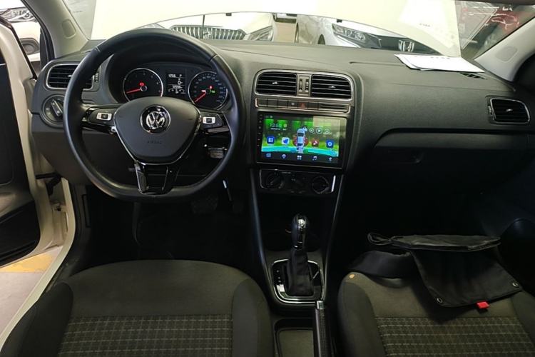 Used Volkswagen Polo 2016 1.6L Automatic Comfort Model Center Console