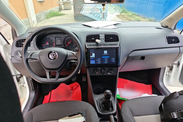 Used Volkswagen Polo 2016 1.4L Manual Fashion Model Center Console