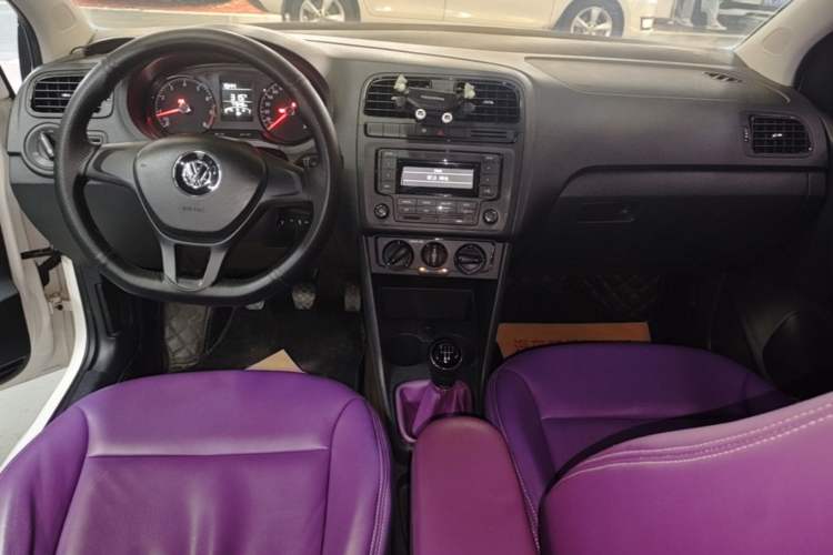 Used Volkswagen Polo 2016 1.4L Manual Fashion Model Center Console