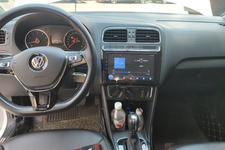 Used Volkswagen Polo 2016 1.6L Automatic Comfort Model Center Console