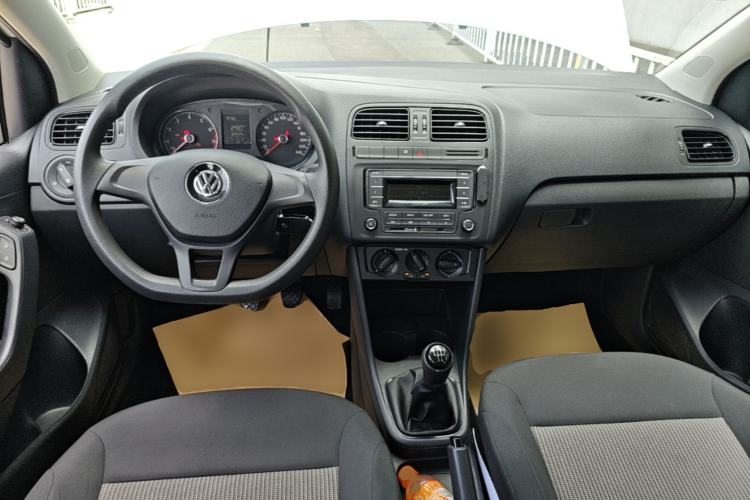 Used Volkswagen Polo 2016 1.4L Manual Fashion Model Center Console