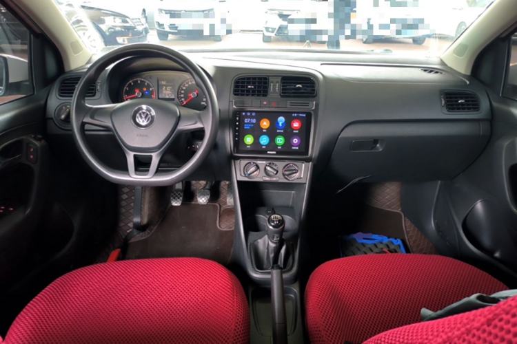 Used Volkswagen Polo 2016 1.4L Manual Fashion Model Center Console
