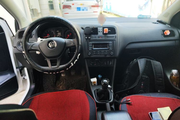 Used Volkswagen Polo 2016 1.4L Manual Fashion Model Center Console